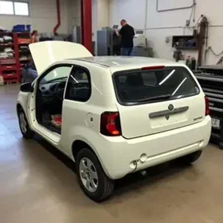 Mecânicos adaptam motor elétrico de BYD no câmbio de um Fiat Uno velho e resultado surpreende
