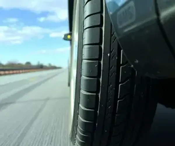 O detalhe no pneu que motoristas só descobrem quando é tarde