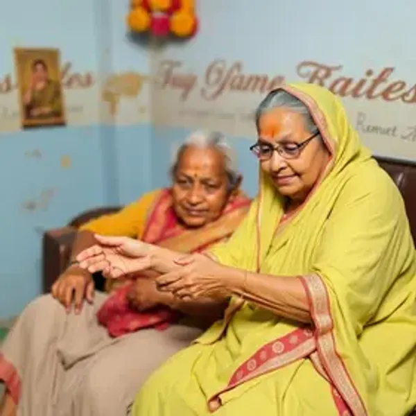 INSS: Familiares que cuidam de idosos +65 precisam ficar atentos com mensagens no WhatsApp